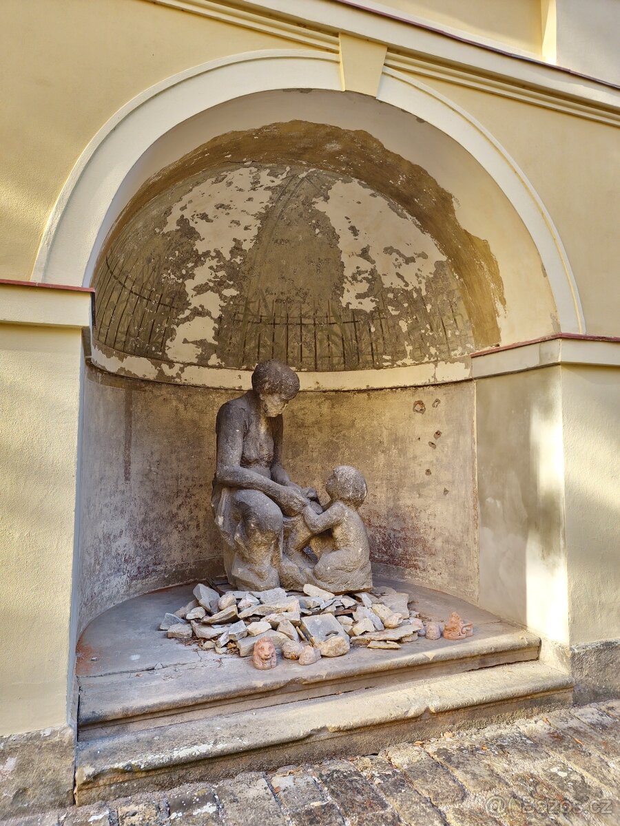 Obří pískovcové sousoší „Matka s dítětem” z období první rep - 2