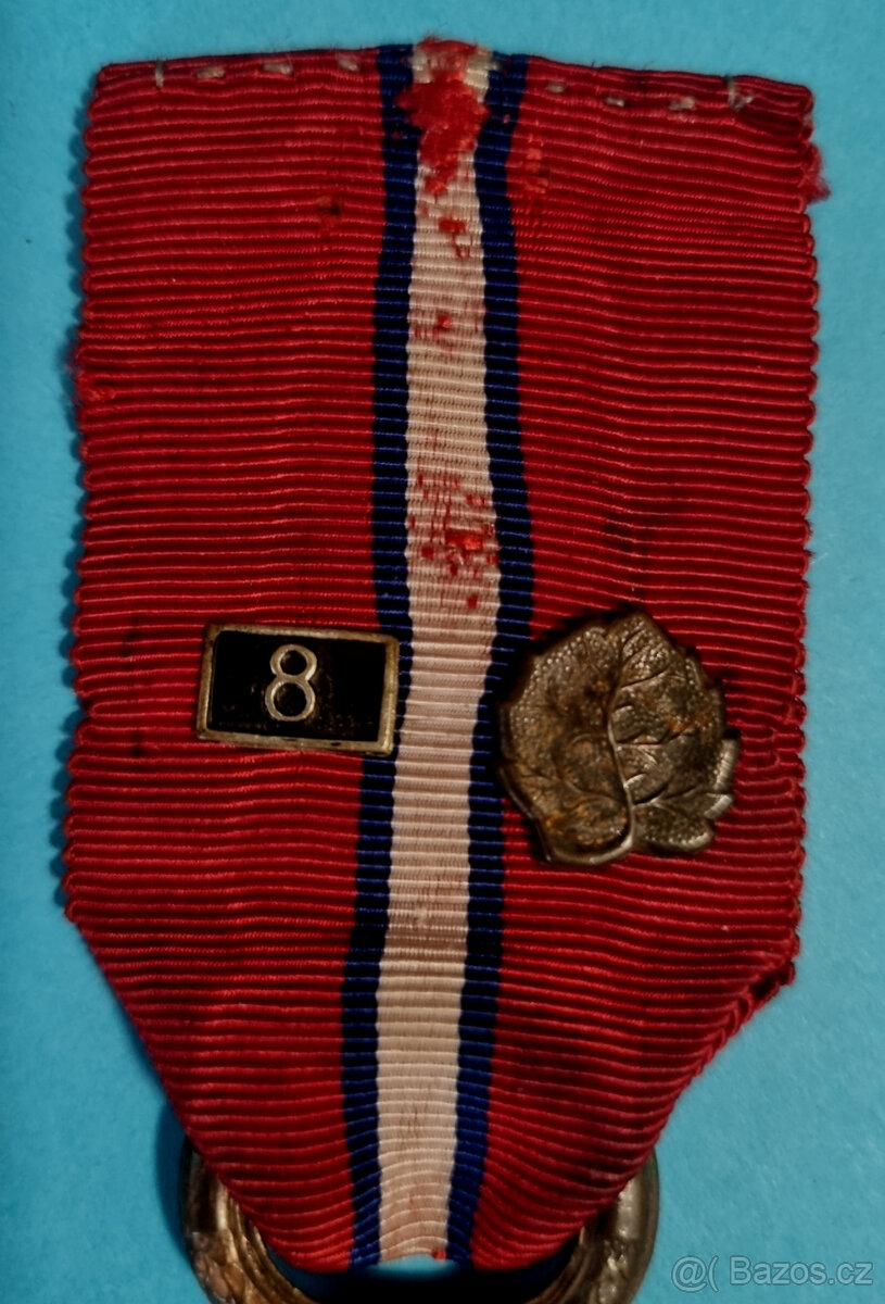 Čs revoluční medaile štítek 8 a lipový lístek- světlá dutá - 2