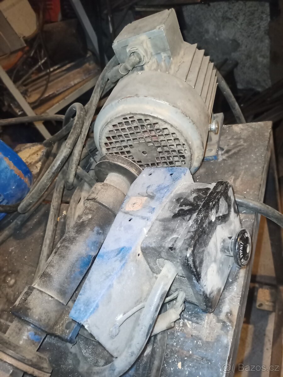 Motor z cirkulárky. - 2