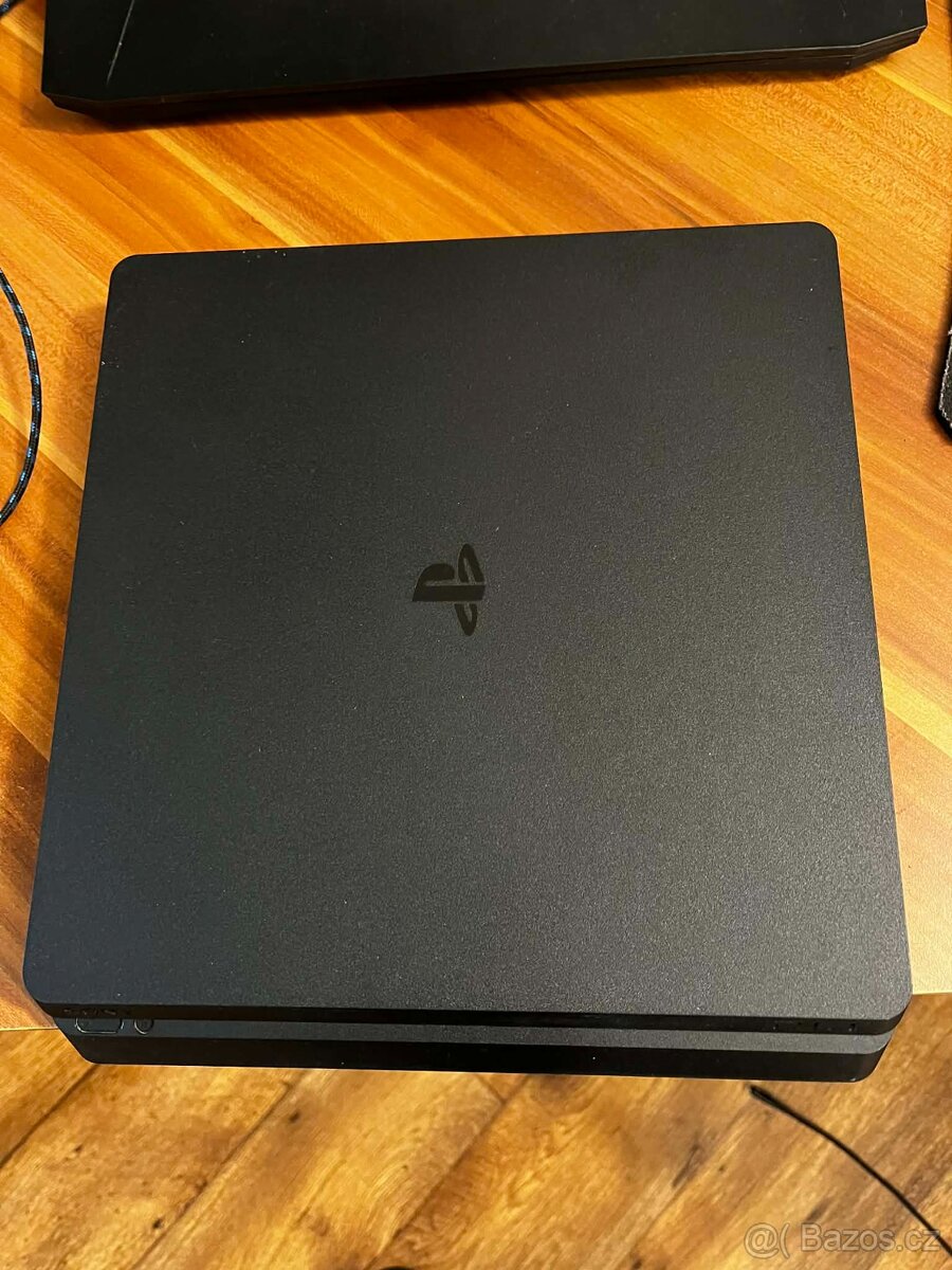 Prodám PS4 - 2