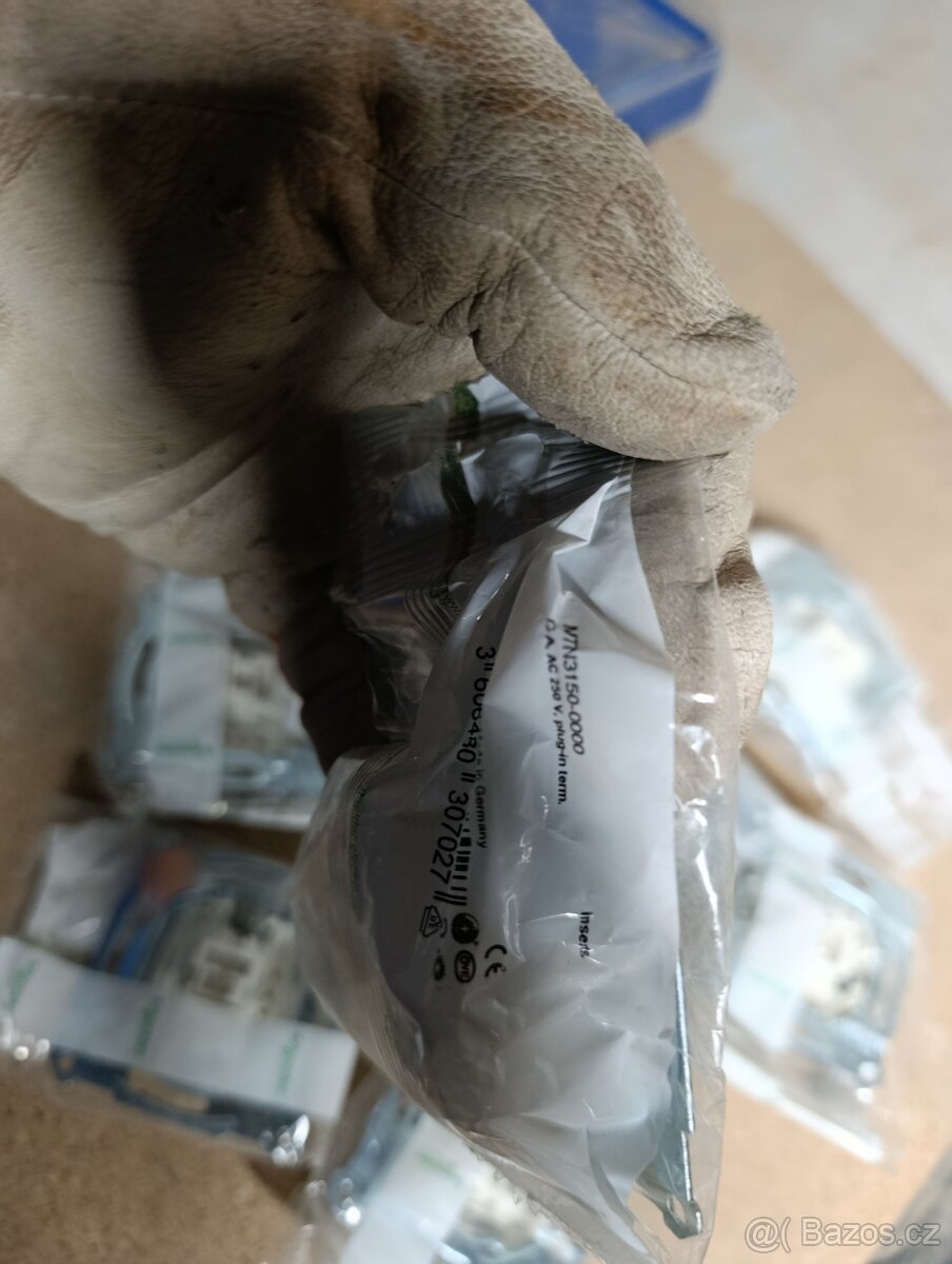 Rámečky vypínačů a zásuvek Schneider - 2