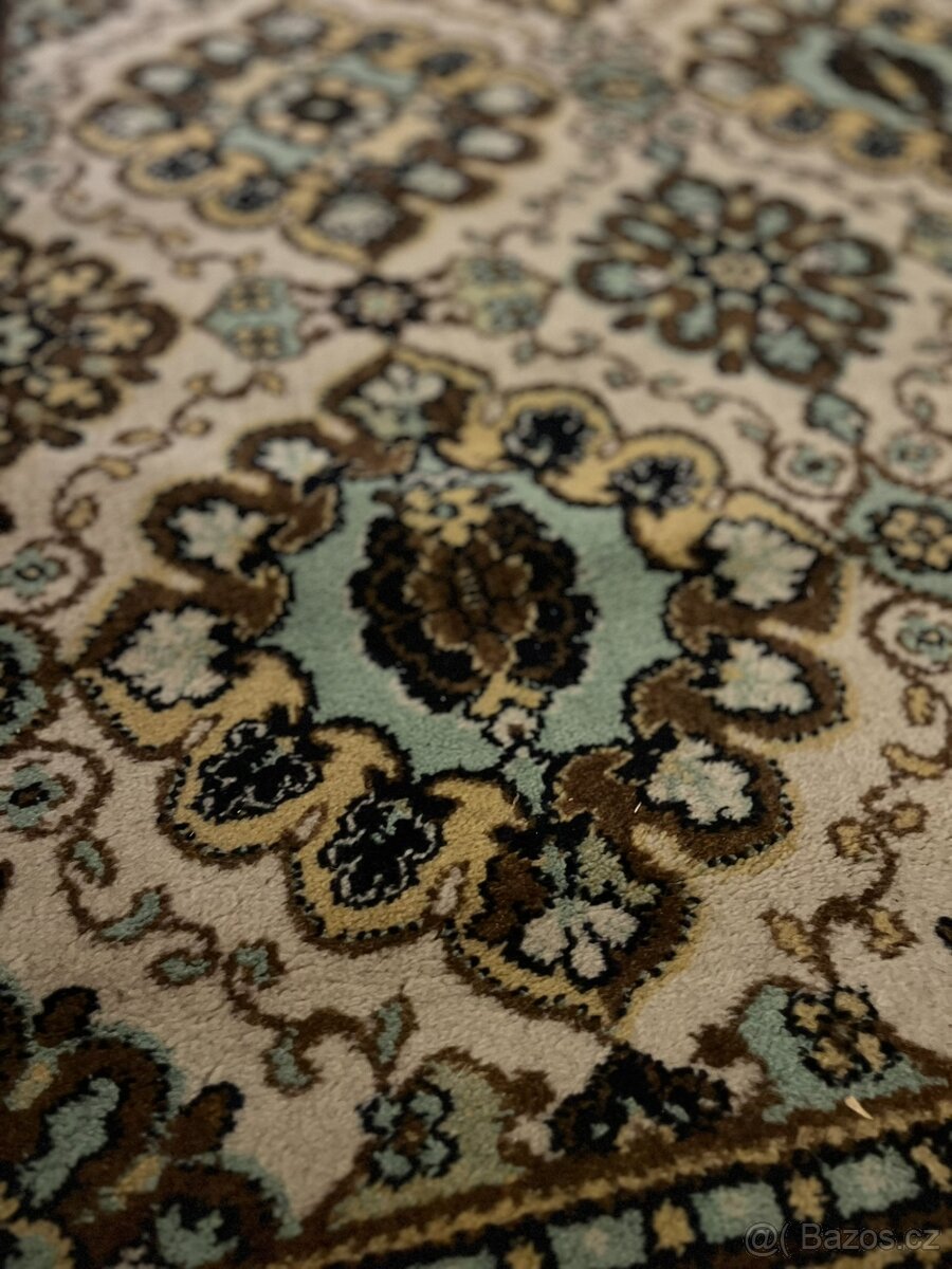 starý vzorovaný koberec - 2