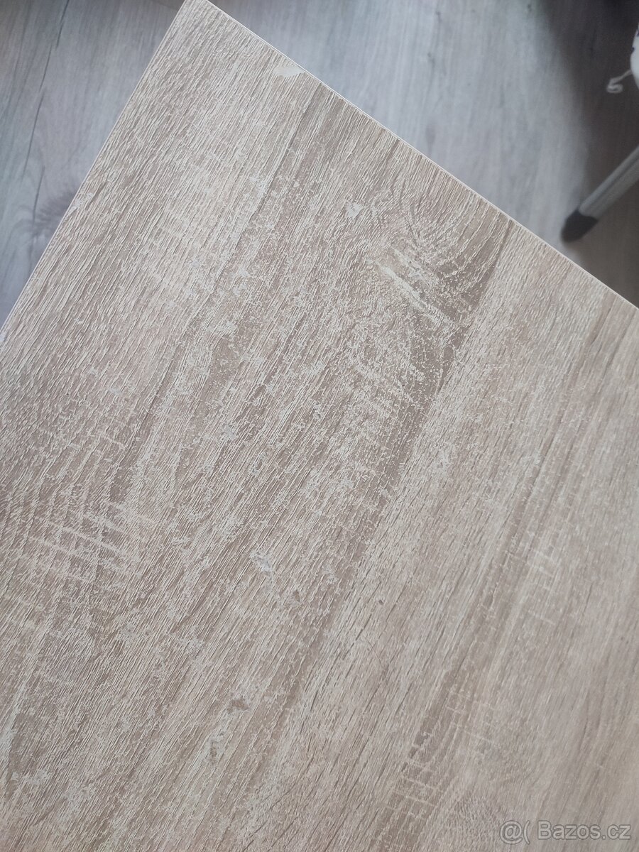 Dřevěný stůl - 2