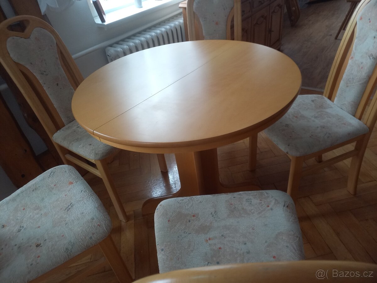 Jídelní stůl a pět židlí v hezkém stavu - 2