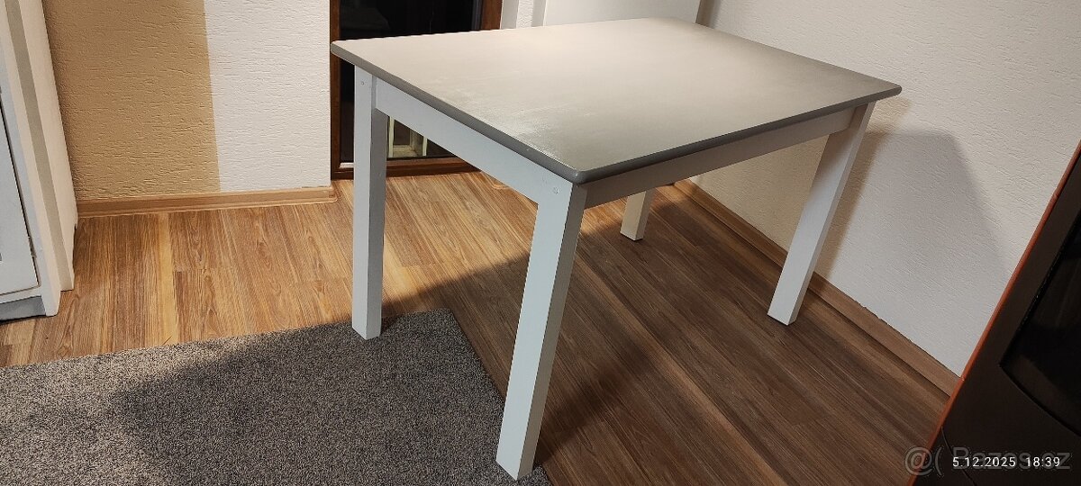 Jídelní stůl - 2