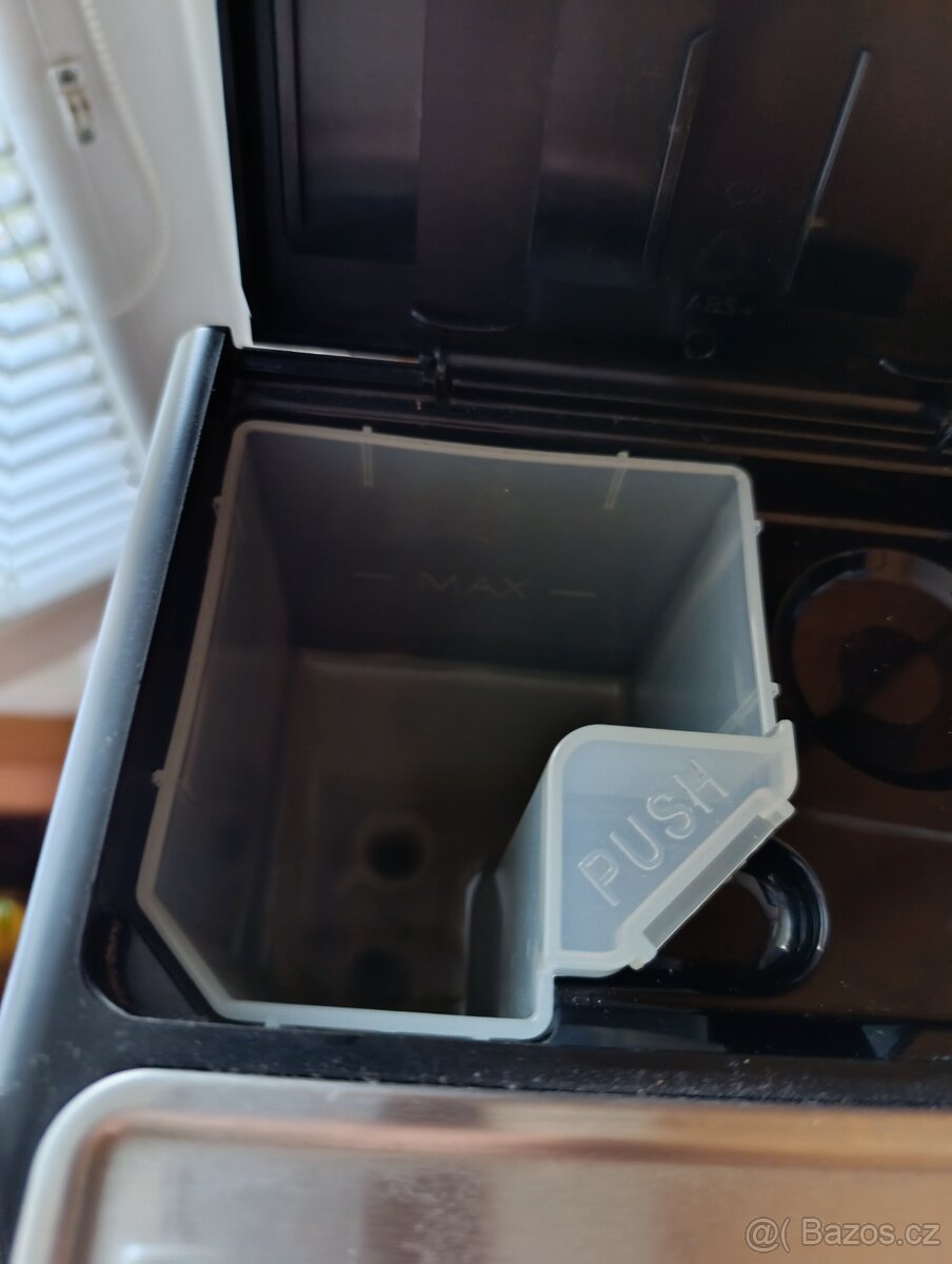 Kávovar DeLonghi 15bar, páka, nádoba na kávu - 2