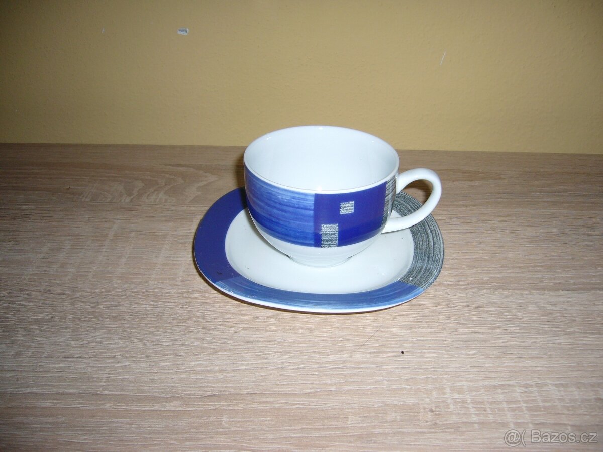 Různé hrnky a skleničky. - 2