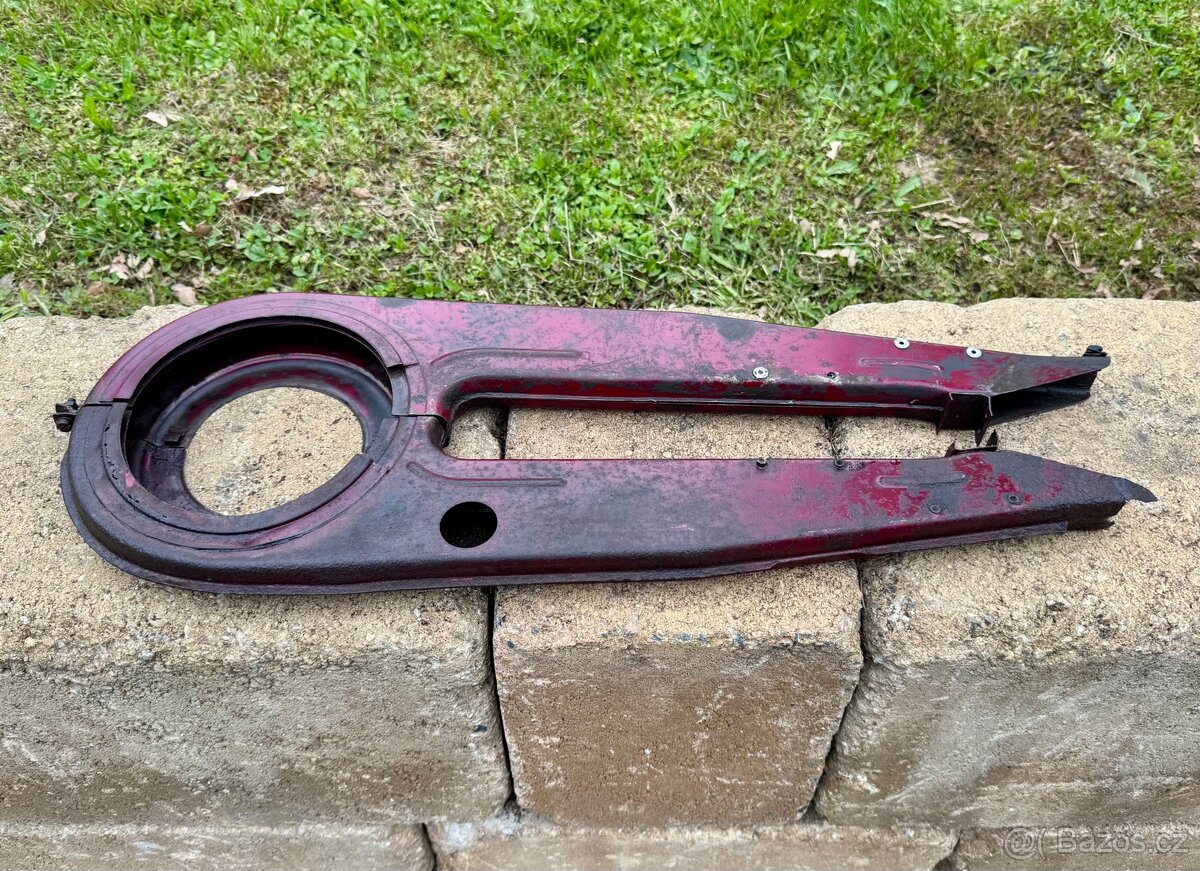 ČZ 125 175 250 - kryt řetězu - 2