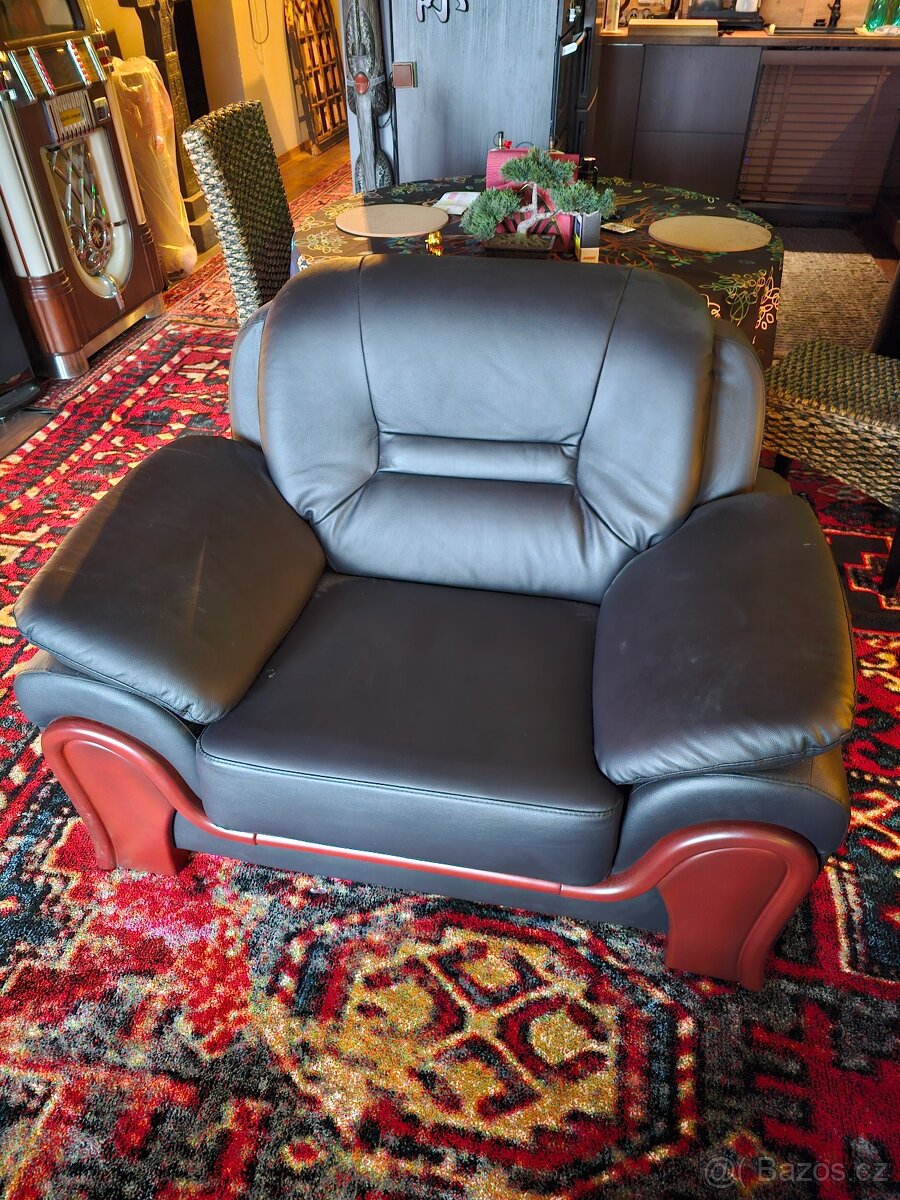 Nove prostorne cerne kreslo - 2