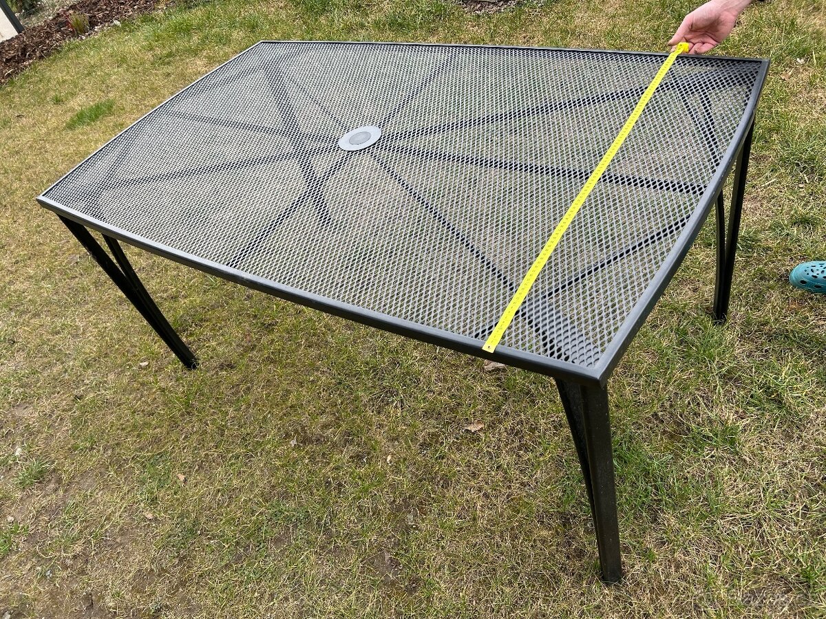 Kovový zahradní stůl - 2