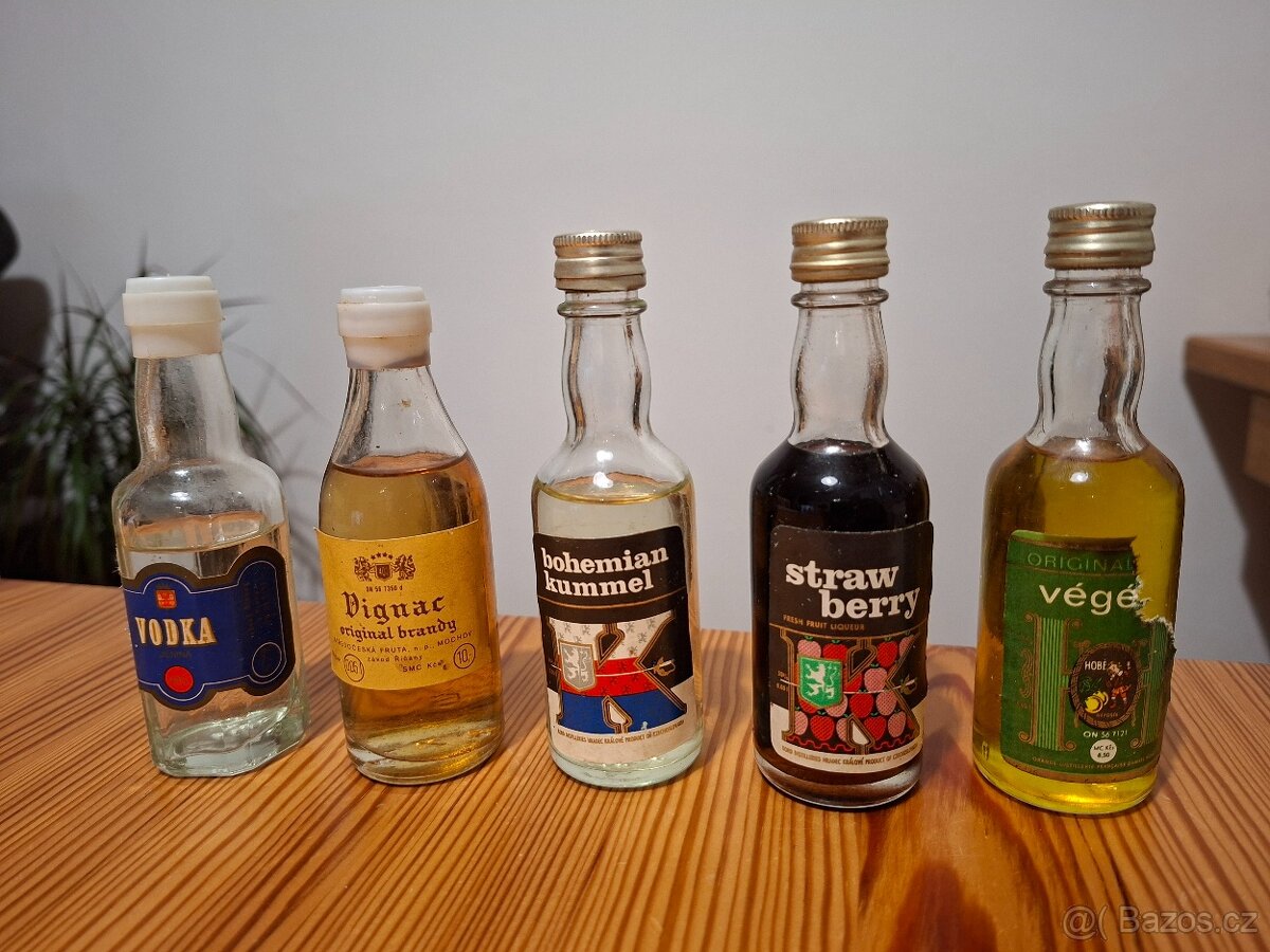 Staré mini lahve s alkoholem - 2