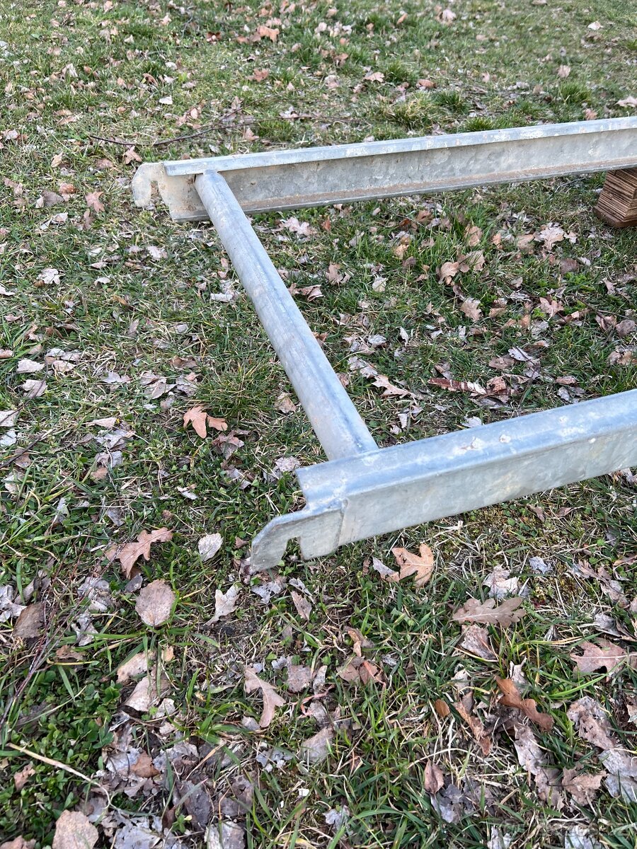 Podlážky lešení Layher. - 2