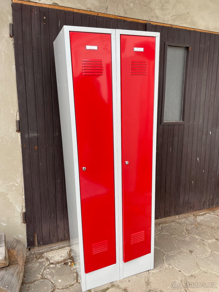 Skříňka šatní kovová - 2