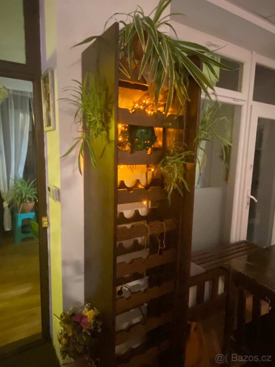 Luxusní dřevěný stojan na víno – ručně vyráběný kus nábytku - 2