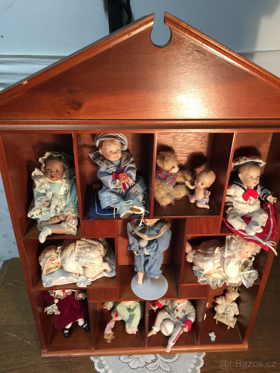 sběratelské panenky porcelánové značené a polička - 2