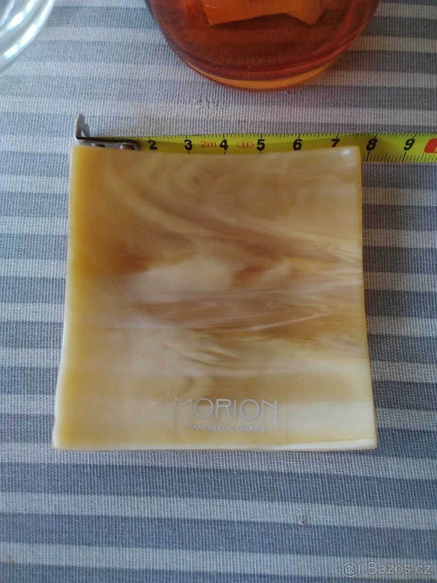 Skleněné vázičky a talířek. - 2