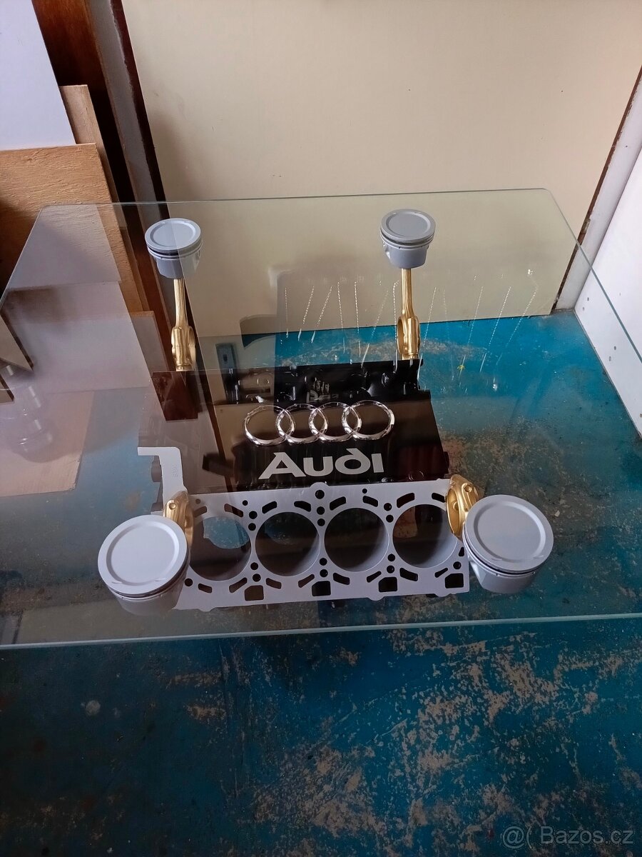 Konferenční stolek z bloku motoru V8 Audi . - 2