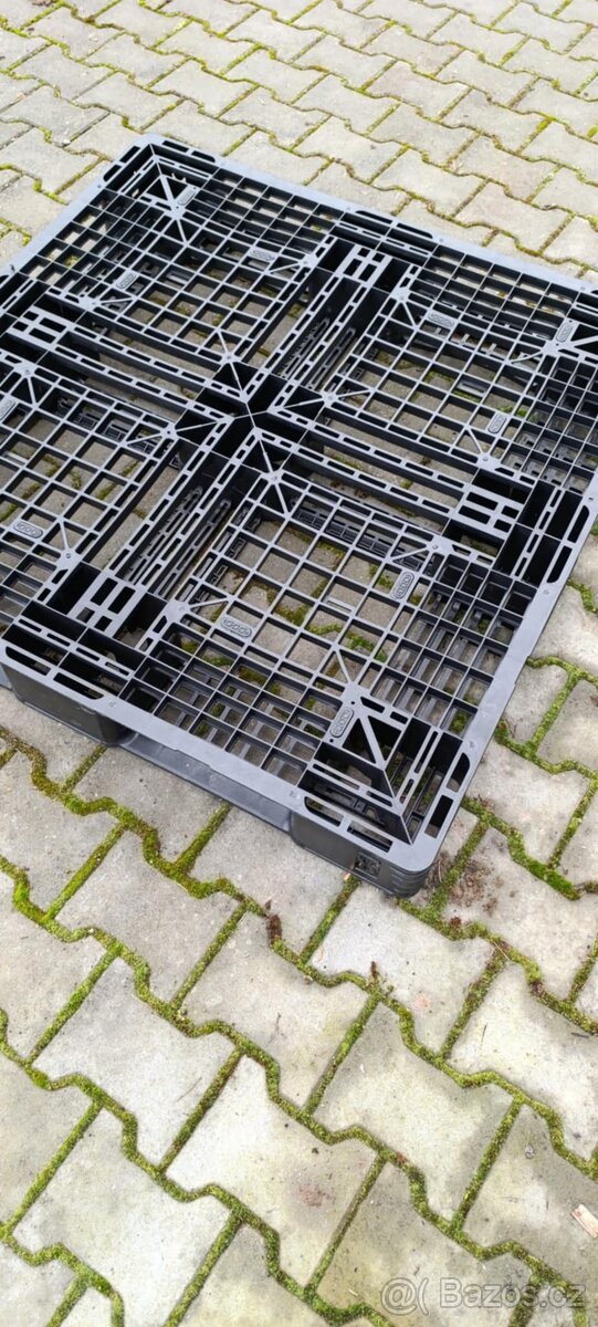 Plastové palety 110x110x12 cm - 2