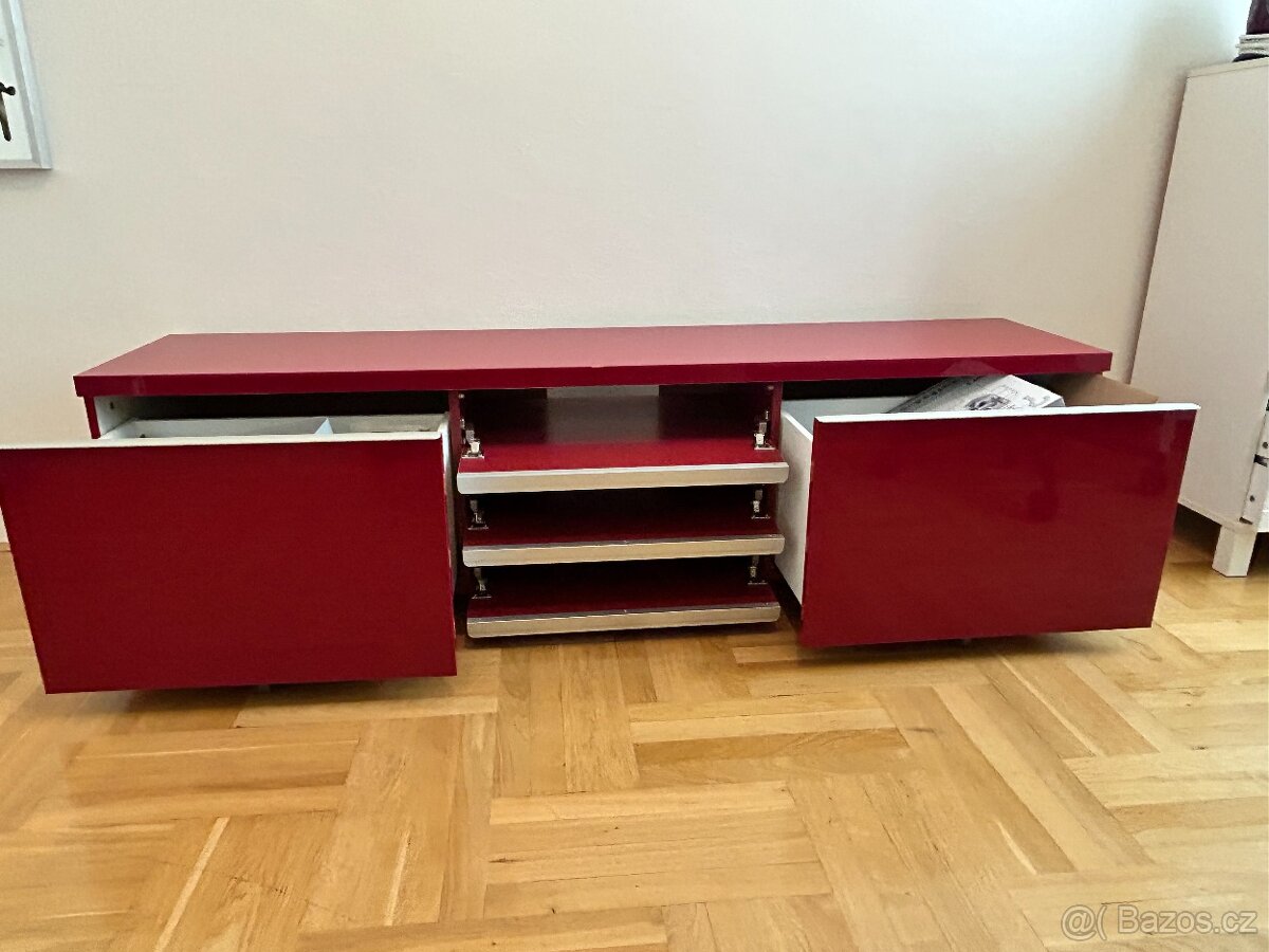 Červená TV skříňka IKEA - 2