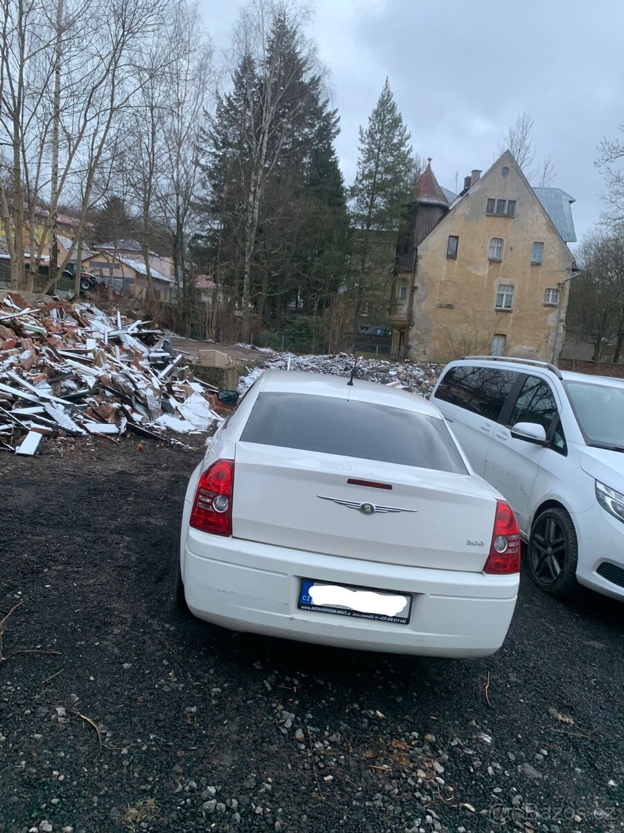 Prodám Chrysler 300C LX 2.7 2009 na díly– bez motoru a TP - 2
