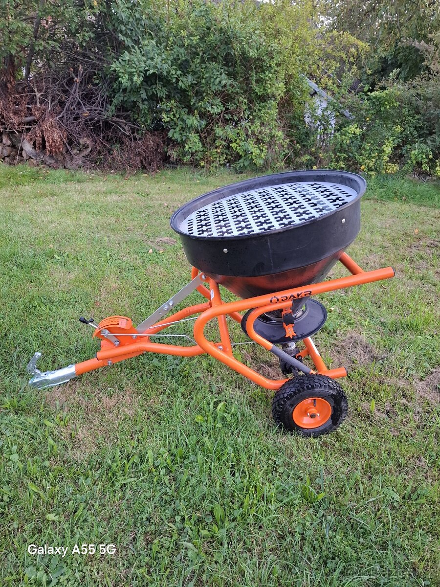 Tažené rozmetadlo soli, písku a hnojiv DAKR - 2