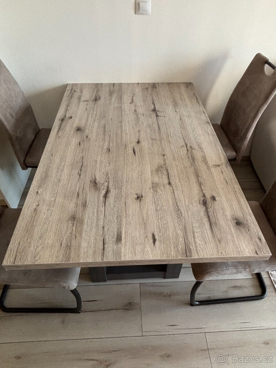Jídelní stůl se čtyřmi žedlemi - 2