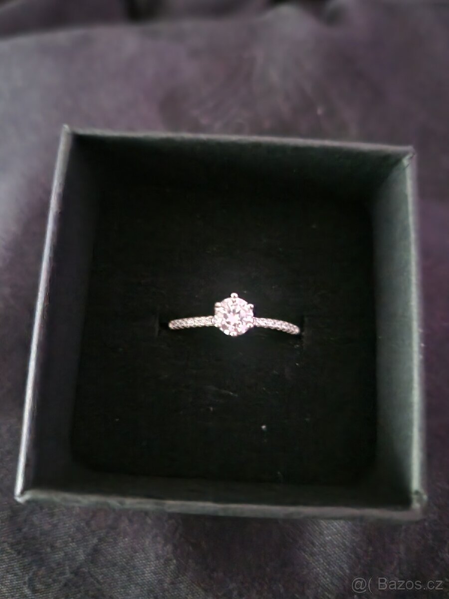 Stříbrný prsten s moissanitem - 2