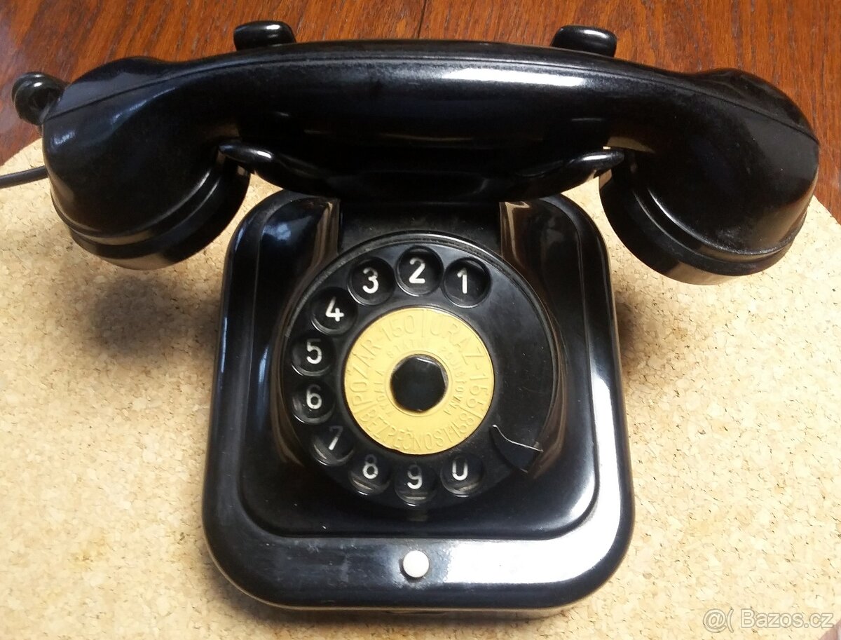 Starý vidlicový telefon s otočnou číselnicí - 2