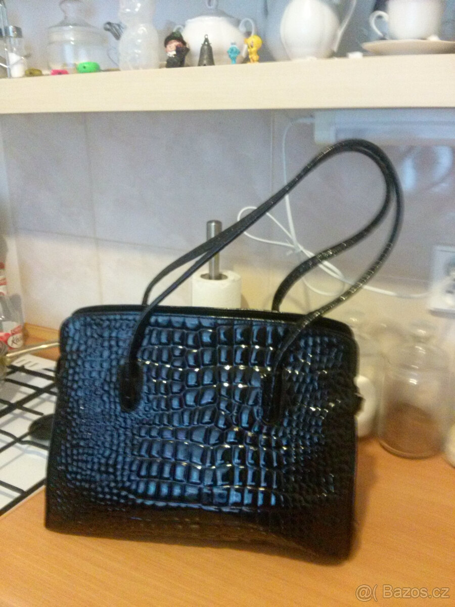 ČERNA ELEGANTNI KABELKA S LESKLYM KOVANIM - 2