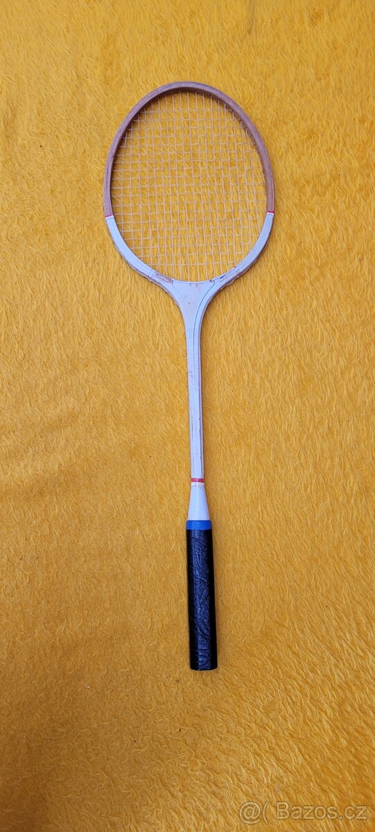 Badmintonová starší raketa - 2