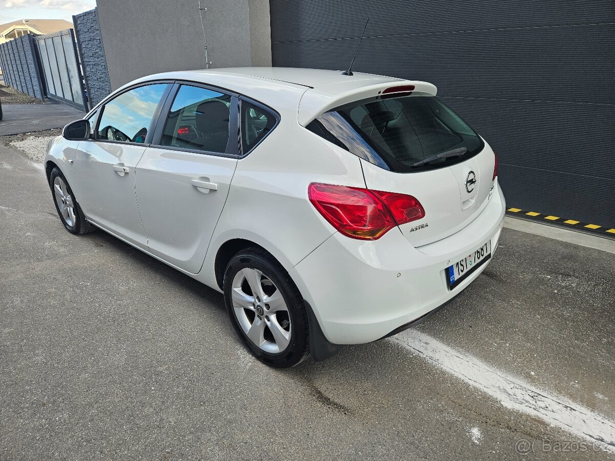 Opel Astra Hatchback 1.7 cdti r.v 2011 prav.servis nová STK - 2