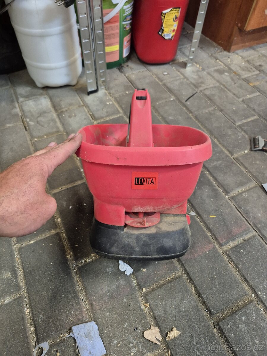 Rozmetadlo trávy hnojiva - 2