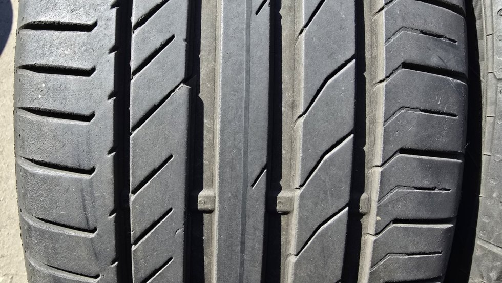 Letní pneu 235/45/18 Continental - 2