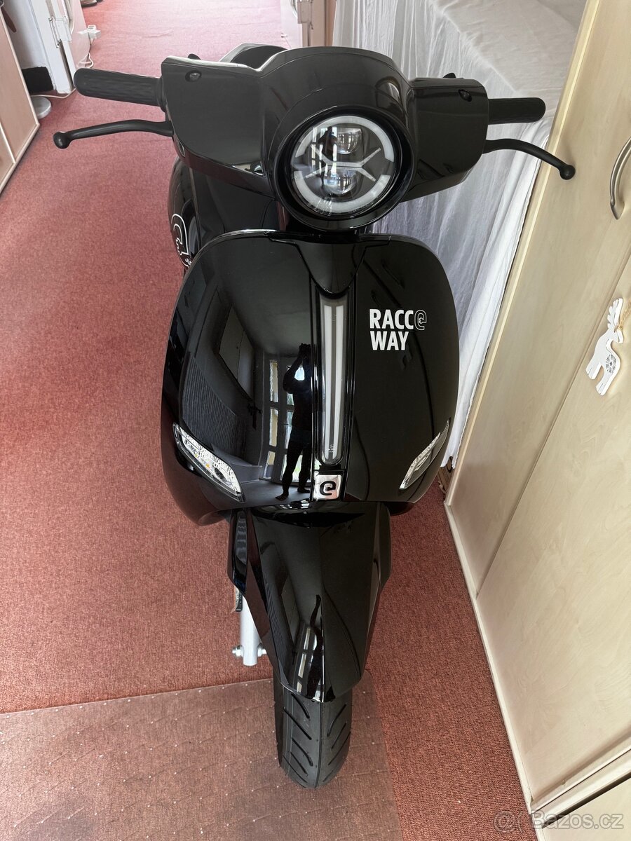 RACCEWAY Elektroskútr JLG. Rozbaleno, odpocet DPH. Zaruka - 2