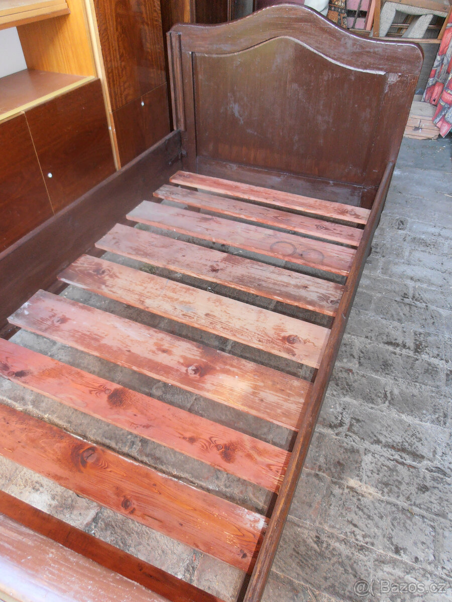 STAROŽITNÁ DŘEVĚNÁ POSTEL - 2