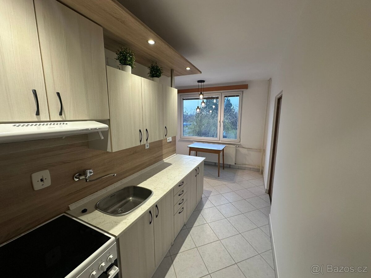 Pronájem bytu 2+1, 65 m² – Chvaletice - 2