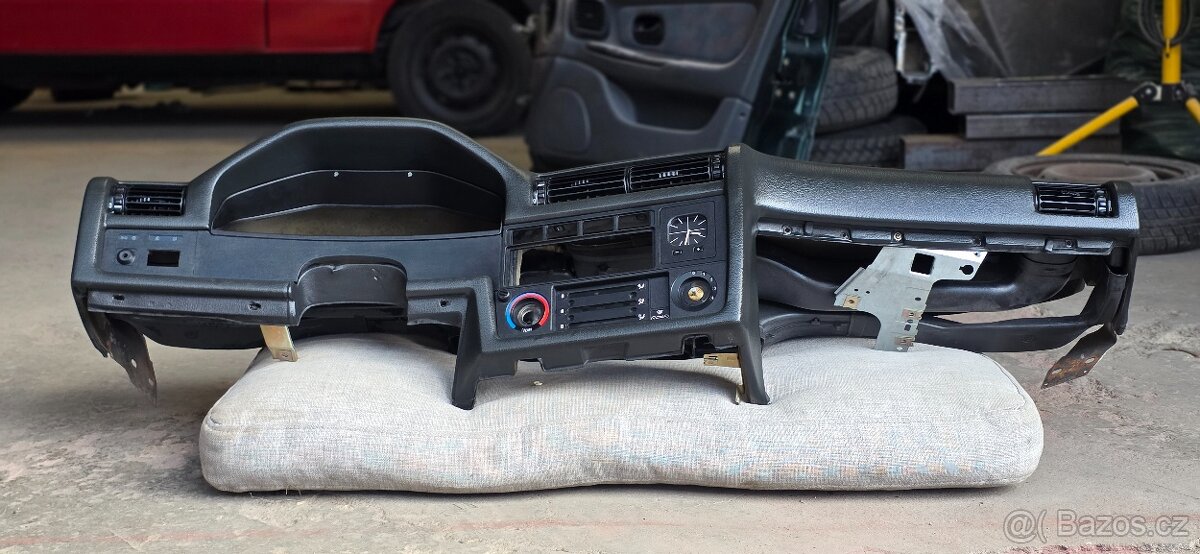 Palubovka BMW E30 - 2