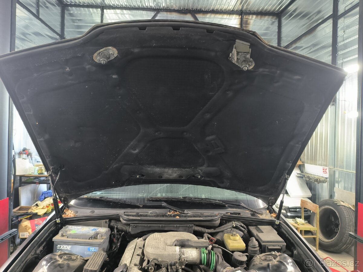 Deka pod kapotu BMW e36 - 2