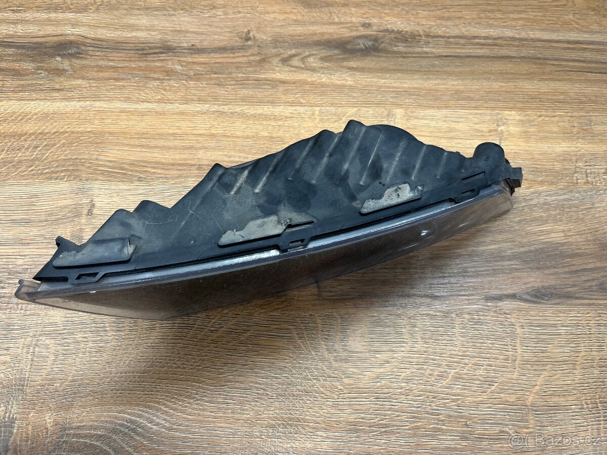 Superb 3 leva přední mlhovka predface - 2