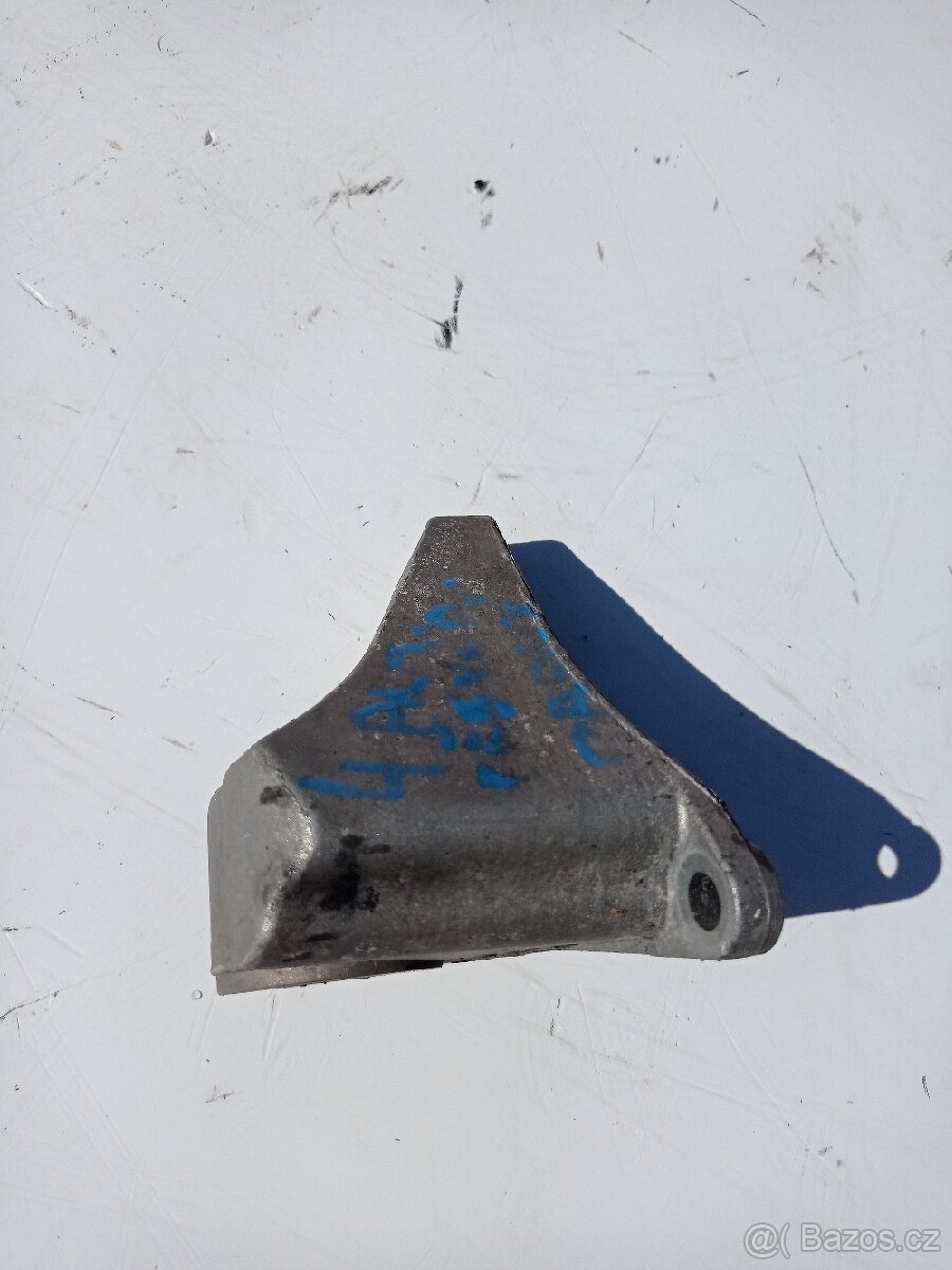 Držák převodovky PASSAT 8D0399113AA - 2