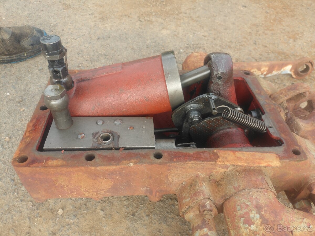 Víko hydrauliky zetor - 2