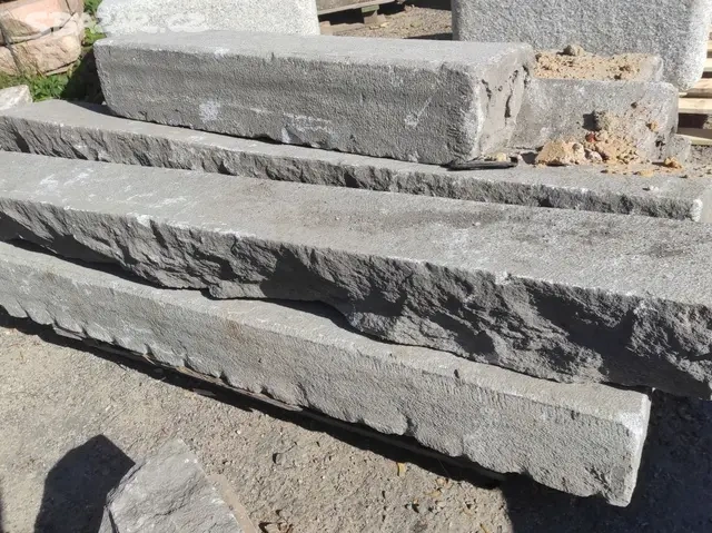 Staré kamenné obrubníky, obruby, žulové obrubníky - 2