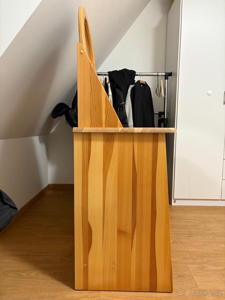 Dřevěný toaletní stolek - 2