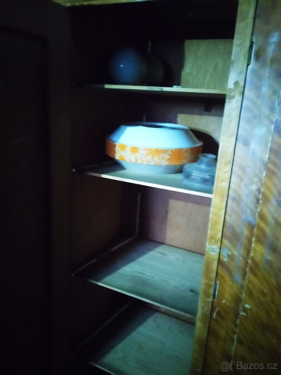 prodám starou skříň - 2