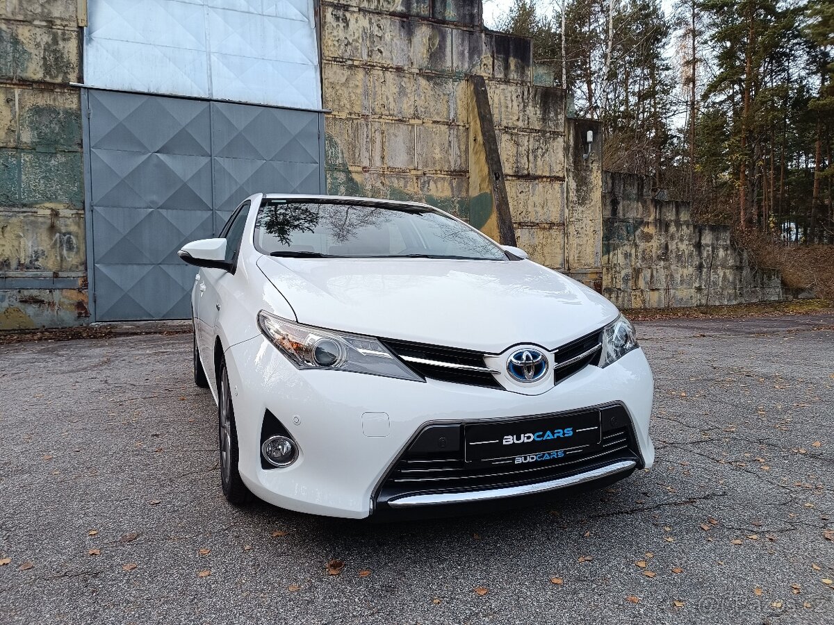 Toyota Auris Hybrid 1.8 rok 2013, Servis jen Toyota - 2