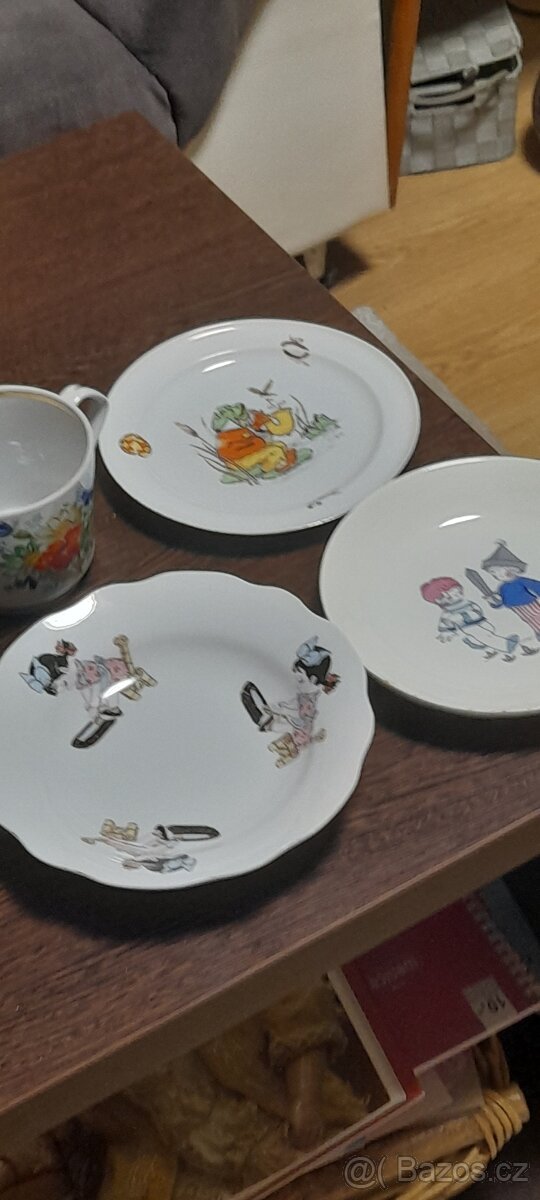 Starožitné dětské talířky a velký porcelánový hrnek - 2
