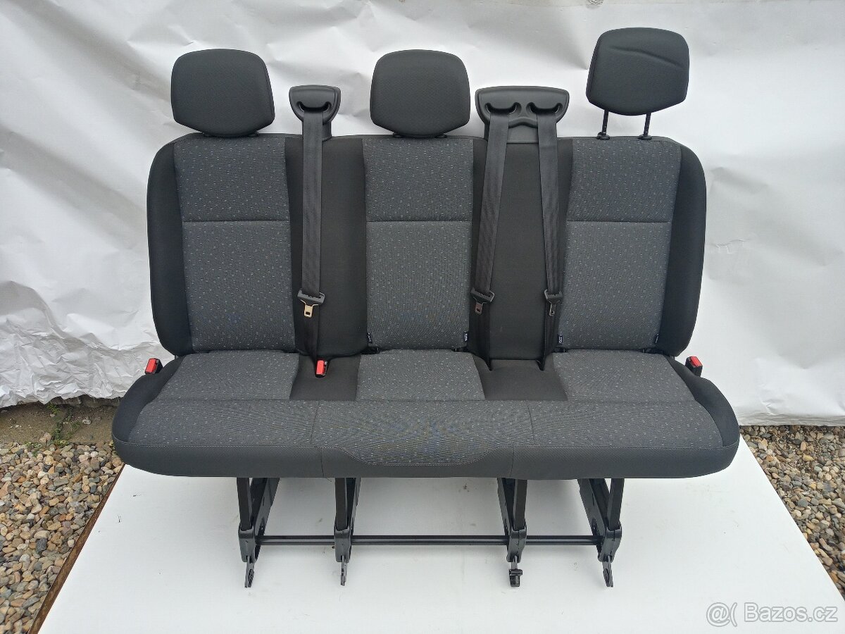 PRODÁM TROJSEDAČKU S INTEGROVANÝMI PÁSY RENAULT MASTER 2019 - 2