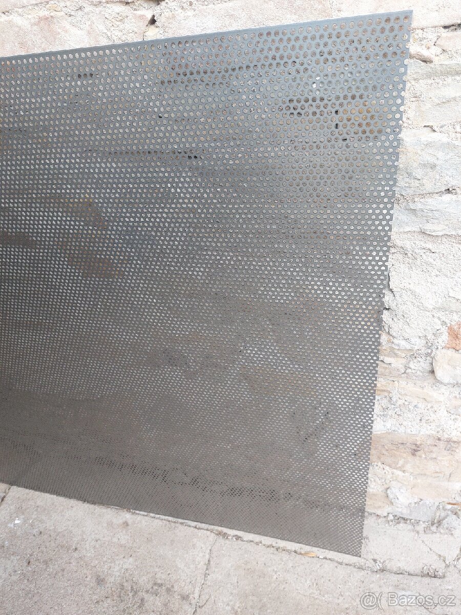 PLECH DĚROVANÝ
- 2