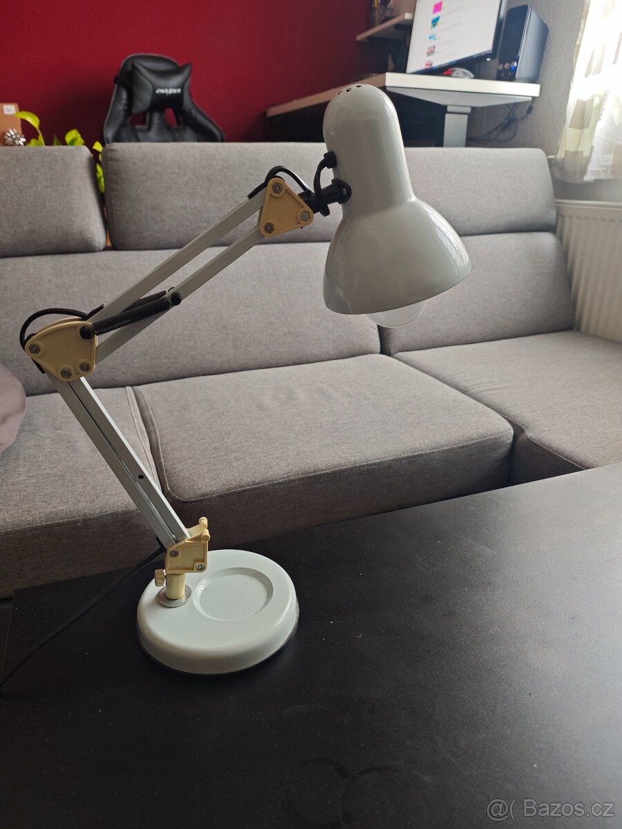 Bílá lampička na stůl - 2