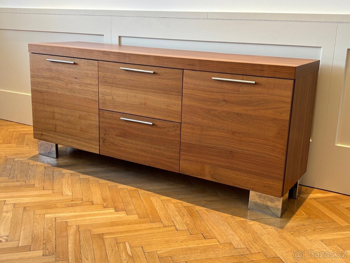 Ořechový jídelní stůl BoConcept - 2